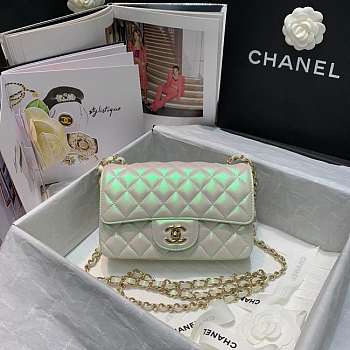 Chanel Classic Flapbag 20 Lambskin Iridescent White Pearl A01112