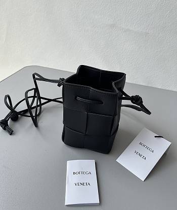 Bottega Veneta Cassette Intrecciato 19 Black bucket