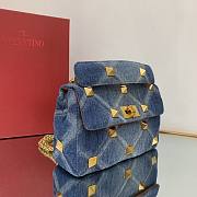 Valentino Garavani Large Roman Stud Denim Shoulder Bag - 4