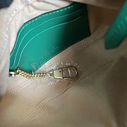 Gucci GG Marmont 21 half-moon-shaped mini bag Green - 4