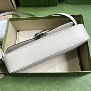 Gucci Petite GG small shoulder bag in white leather - 3