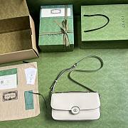 Gucci Petite GG small shoulder bag in white leather - 6