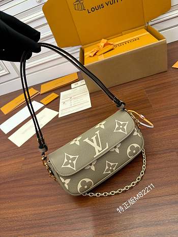 LV Wallet On Chain Ivy 
