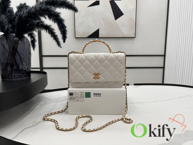 CC Wallet On Chain Lambskin, Imitation Pearls, Strass & Gold-Tone Metal White - 1