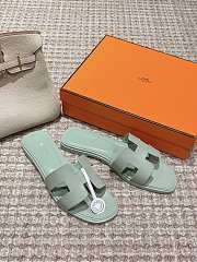 Okify Hermes Oran Sandals Box calfskin In Light Green - 3