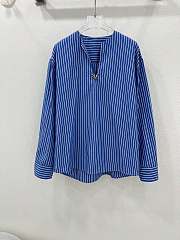 Okify Valentino V neck striped V logo shirt with metal V logo on the collar - 1