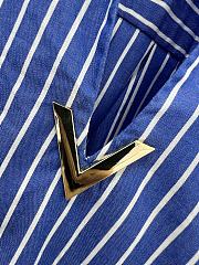 Okify Valentino V neck striped V logo shirt with metal V logo on the collar - 3