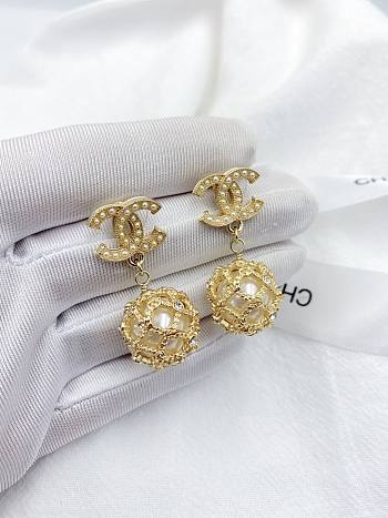 Okify Chanel Hollow Net Ball Pearl Earrings 17346