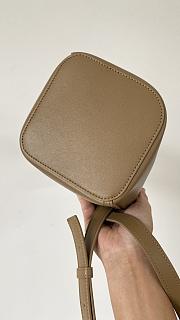 Okify Loewe Mini Pebble bucket in mellow calfskin oak color 16*16*19.5 cm - 4