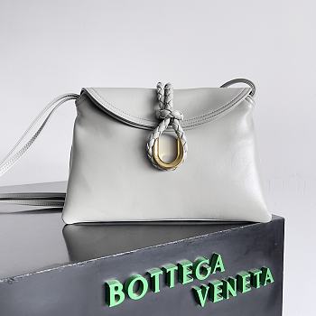 Okify Bottega Veneta Medium Liberta Cross-body White bag in smooth calf leather 30x20x8 cm