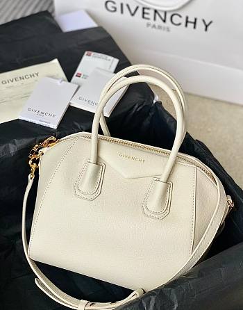 Okify Givenchy classic Antigona mini handbag in white 22x20x13cm?