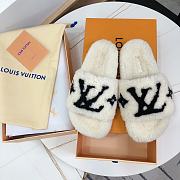 Okify Louis Vuitton White Wool Slippers 35-40 - 1