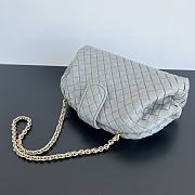 Okify Bottega Veneta Lauren 1980 clutch metal chain with light blue tubular leather MXN 89 400 31.5x16.5x11cm - 4