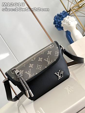 Okify Louis Vuitton Maison leather and Monogram Canvas Purse Bag in Kaki and Black M12618 16x5x22cm