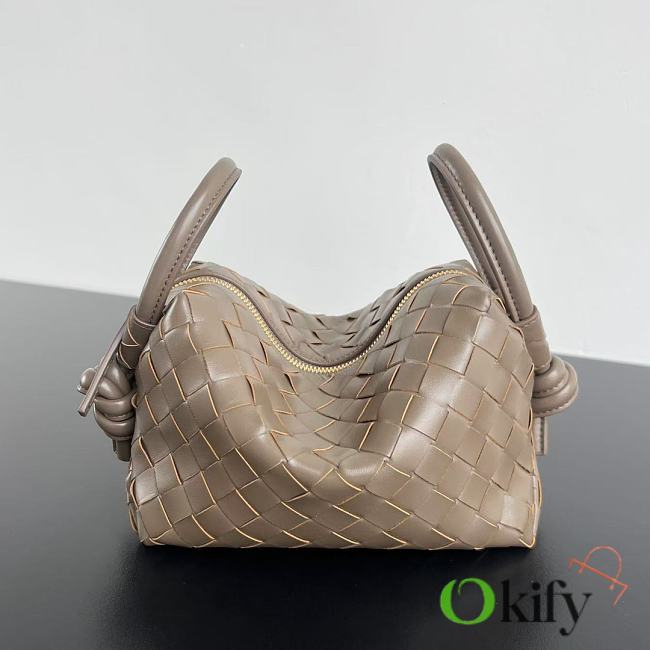 Okify Bottega Veneta Top Handle Loop Bag In Pinecone 30200 kr 19x12x9cm  - 1