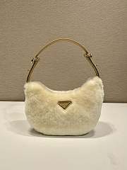 Okify Prada Arqué shearling and leather shoulder bag 22.5x18.5x6.5cm  - 1