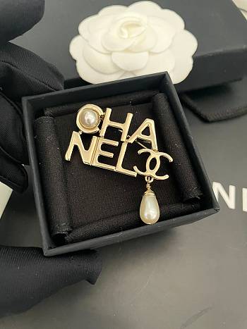 Okify Channel Brooch With Pearl 