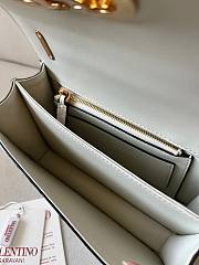 Okify Valentino Garavani Vain Bag In White Crocodile Patent 19.5x13x7cm - 3