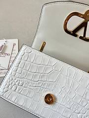 Okify Valentino Garavani Vain Bag In White Crocodile Patent 19.5x13x7cm - 2