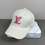 Okify Louis Vuitton White Baseball Cap With Pink Logo  - 4