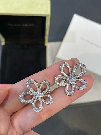 Okify VCA Diamond Flower Earrings 