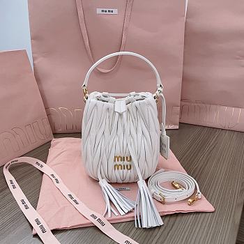 Okify MiuMiu Matelassé Nappa Leather Bucket Bag In White 17x15x10cm 