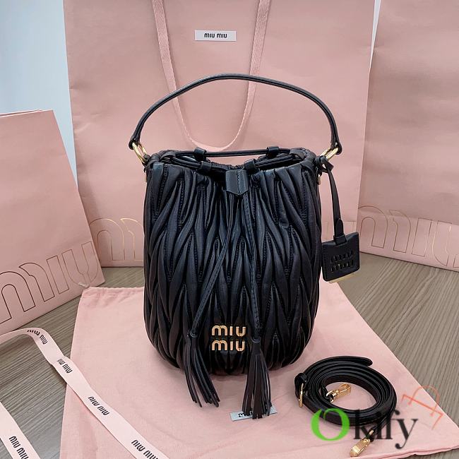 Okify MiuMiu Matelassé Nappa Leather Bucket Bag In Black 20x18x14cm  - 1