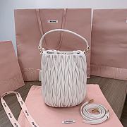 Okify MiuMiu Matelassé Nappa Leather Bucket Bag In White 20x18x14cm  - 3