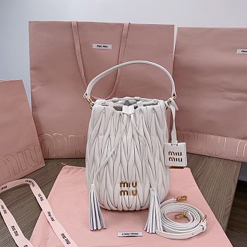 Okify MiuMiu Matelassé Nappa Leather Bucket Bag In White 20x18x14cm 