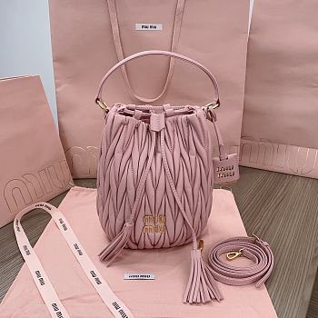 Okify MiuMiu Matelassé Nappa Leather Bucket Bag In Pink 20x18x14cm 