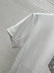 Okify Louis Vuitton White T-shirt With Gray Pocket  - 4