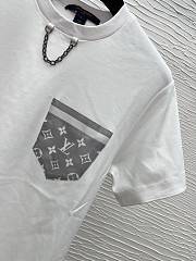 Okify Louis Vuitton White T-shirt With Gray Pocket  - 3