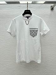 Okify Louis Vuitton White T-shirt With Gray Pocket  - 1