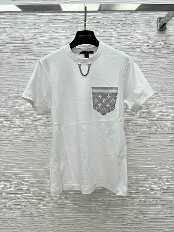 Okify Louis Vuitton White T-shirt With Gray Pocket 