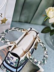 Okify Dior Lady D-Lite White Bag With Blue Tone Flowers 24x20x11cm - 2