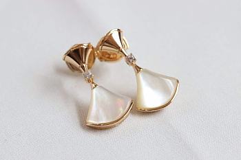 Okify Bvlgari White Shell Gold Earrings 