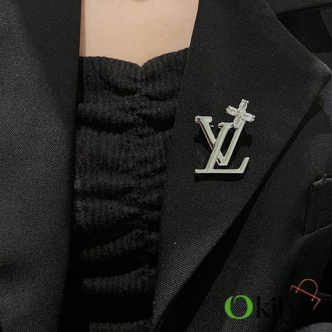 Okify Louis Vuitton Silver Brooch 23805 - 1