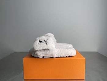 Okify Louis Vuitton White Fur Slippers 