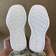 Okify Balenciaga Hamptons Worn-Out Sneakers In White - 3
