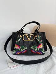 Okify Valentino Small Shopping Bag With Flowers Embroidery In Black 25x17cm  - 1