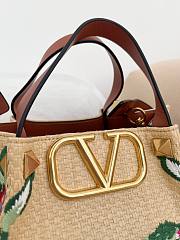 Okify Valentino Small Shopping Bag With Multicolor Flowers Embroidery In Beige 25x17cm  - 2