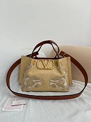 Okify Valentino Small Shopping Bag With Flowers Embroidery In Beige 25x17cm  - 1