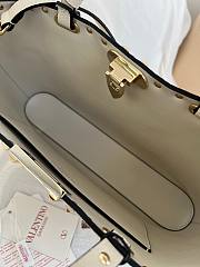 Okify Valentino Garavani Rockstud Large Bag In White 32x29x7cm - 5