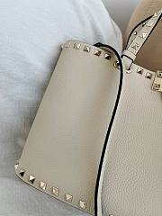 Okify Valentino Garavani Rockstud Large Bag In White 32x29x7cm - 2