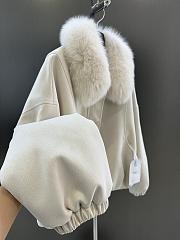 Okify Dior White Goose Down Jacket With Detachable Fox Fur Collar  - 4