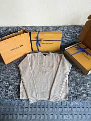 Okify Louis Vuitton Beige Sweater 26621 - 1
