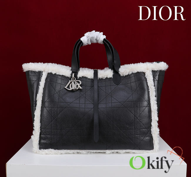 Okify Dior Toujours Large Flat Macrocannage Bag In Black Calfskin With Fur 37x27x21cm - 1