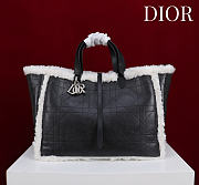 Okify Dior Toujours Large Flat Macrocannage Bag In Black Calfskin With Fur 37x27x21cm - 1
