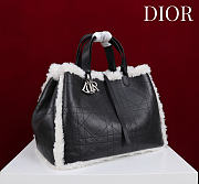 Okify Dior Toujours Large Flat Macrocannage Bag In Black Calfskin With Fur 37x27x21cm - 6