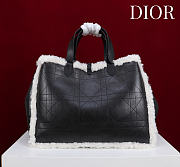 Okify Dior Toujours Large Flat Macrocannage Bag In Black Calfskin With Fur 37x27x21cm - 3